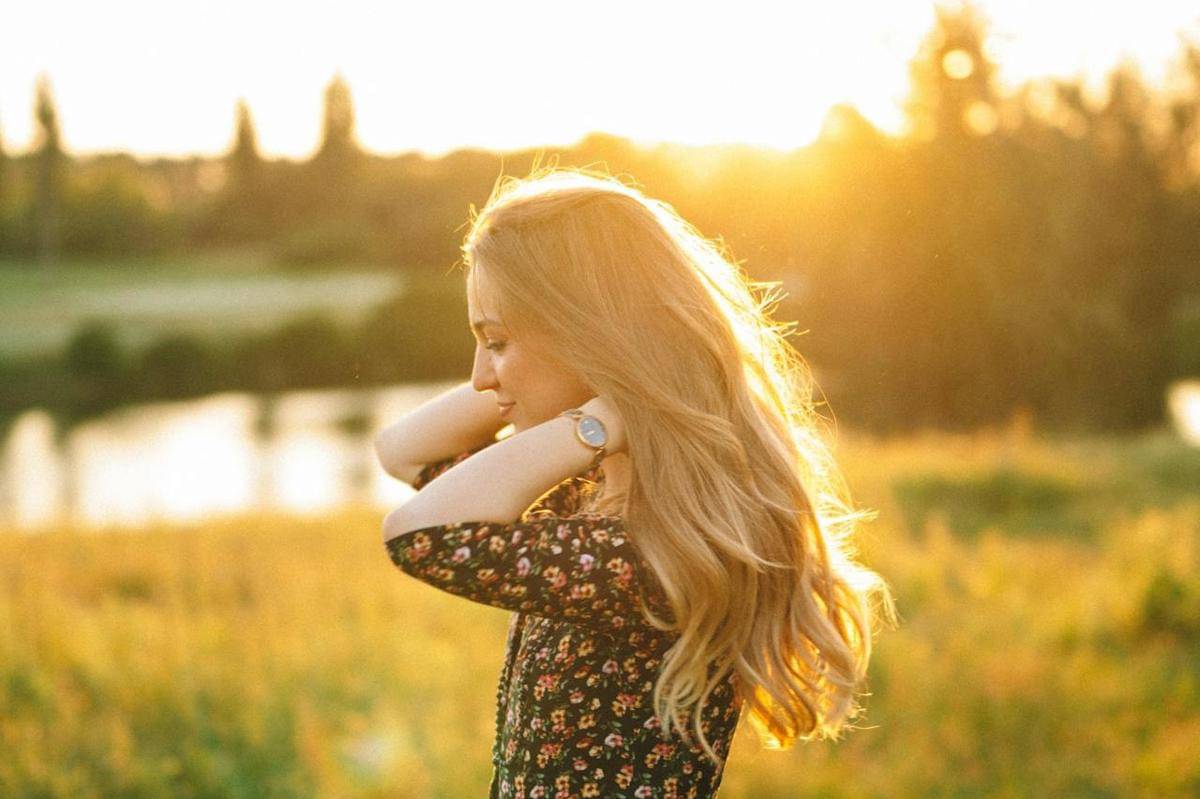 Seorang wanita sedang menikmati suasana alam.