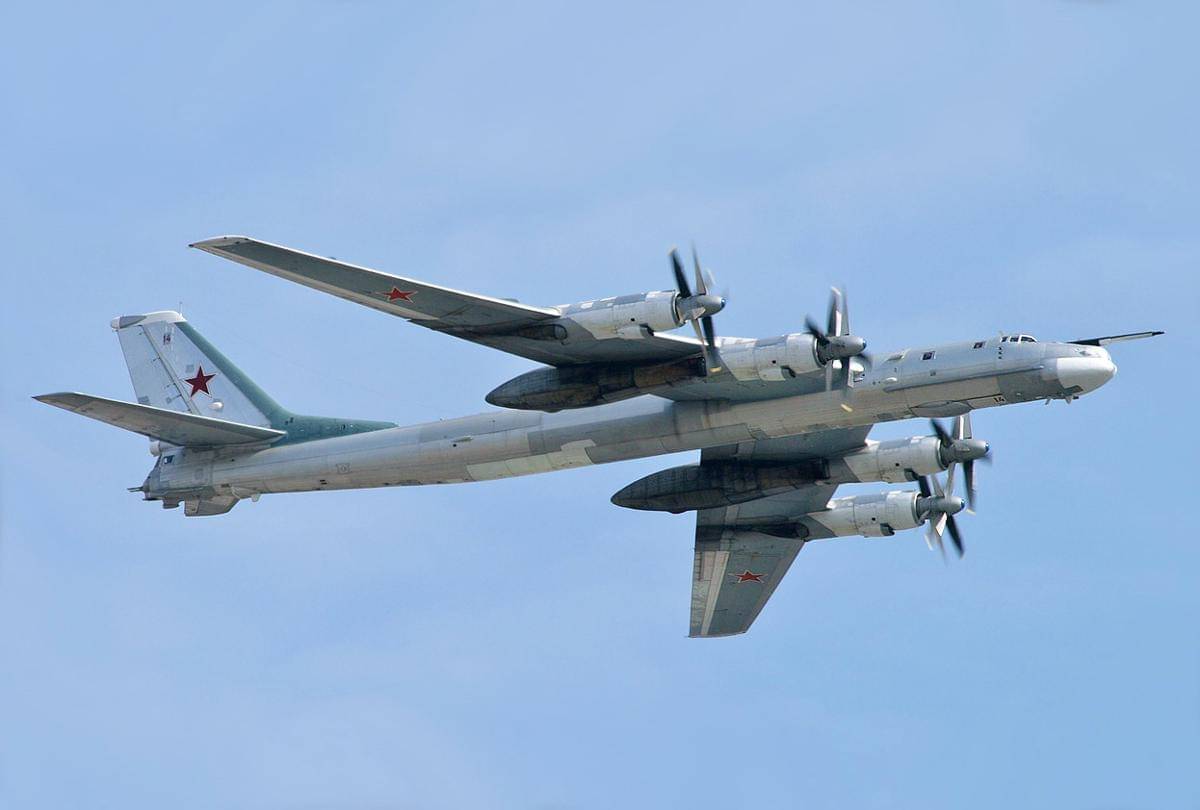 Pesawat pengebom, Tupolev Tu-95, terbang di atas Moskow sebagai bagian dari Parade Hari Kemenangan 2008