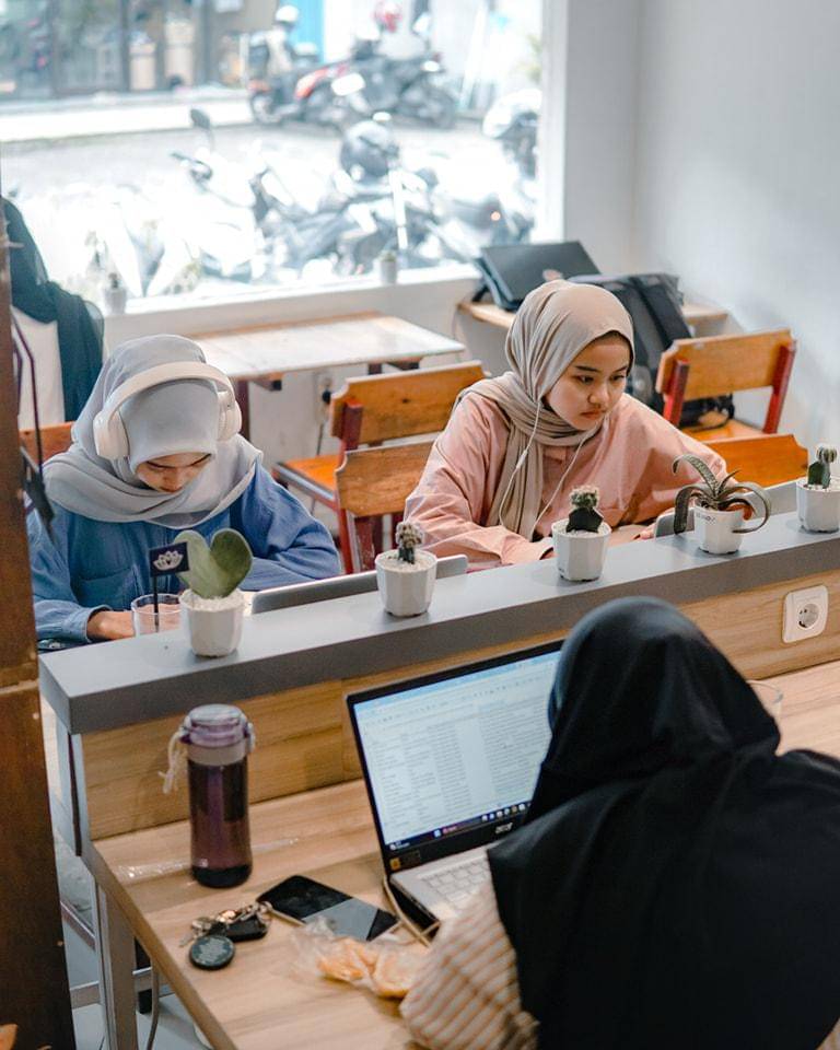 suasana nyaman mengerjakan tugas kuliah di Praketa