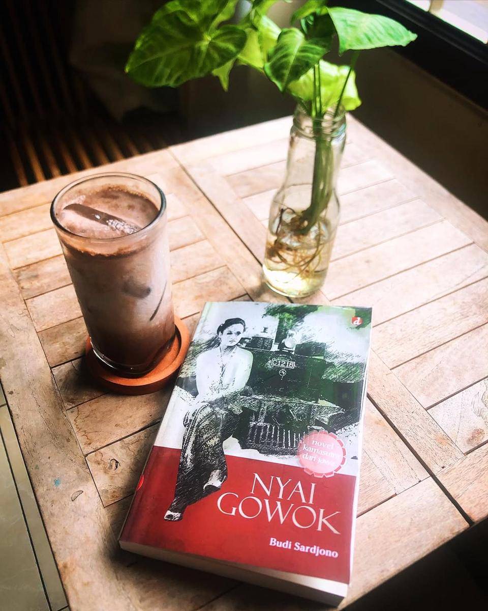 ngopi sambil baca buku di Coffee At Home 