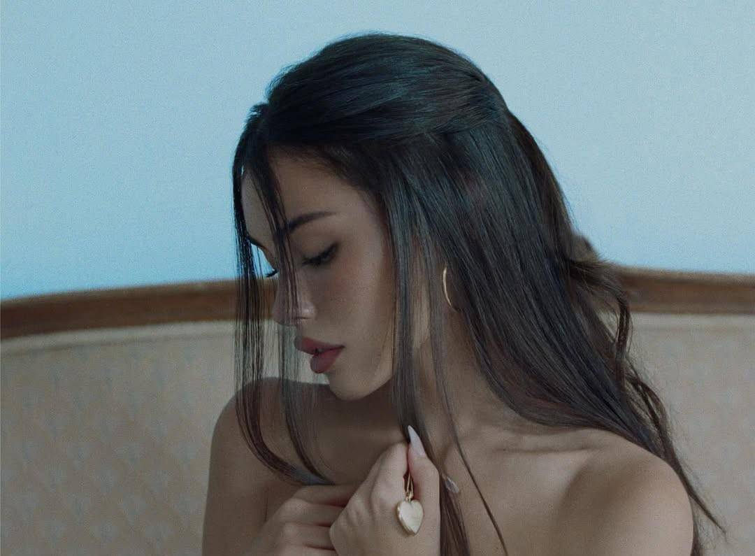 Madison Beer dalam cover album Locket