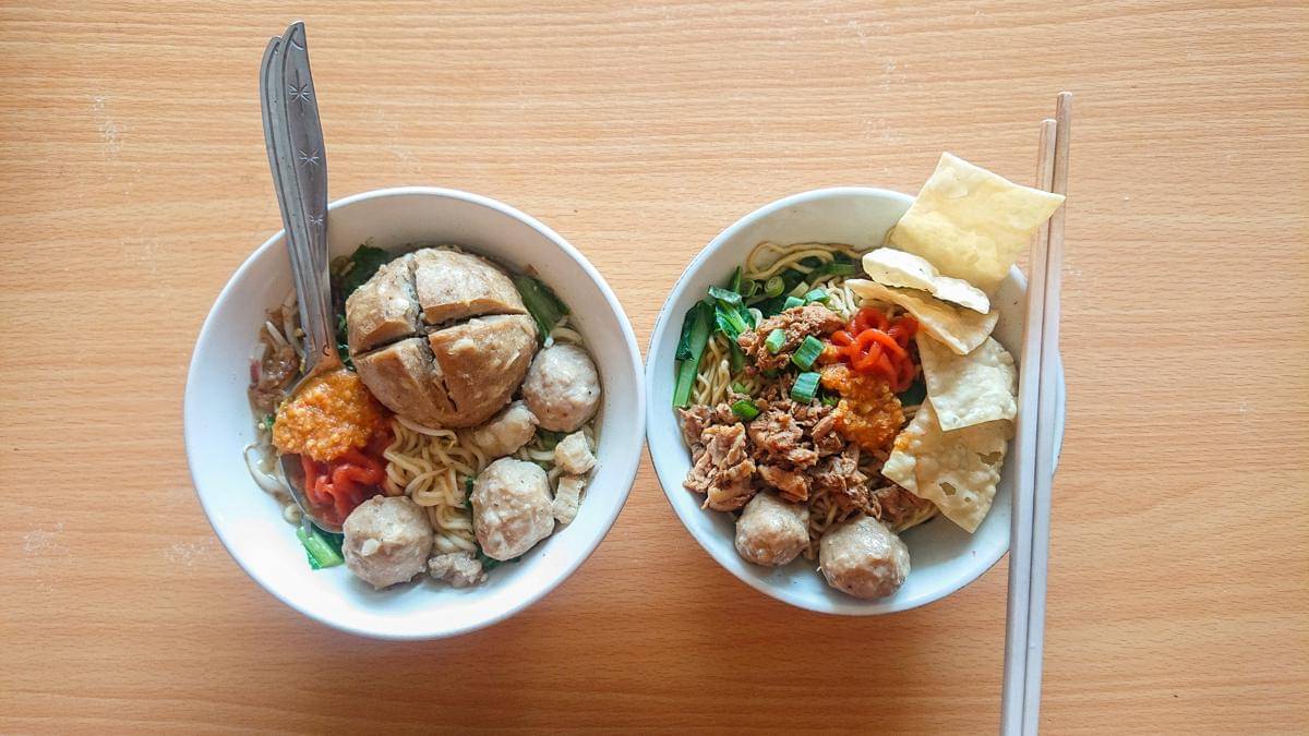 ilustrasi mie ayam bakso yang lengkap dengan topping
