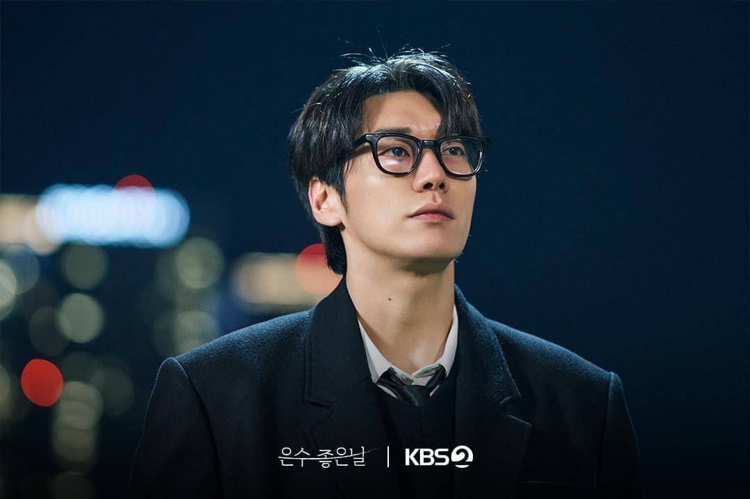 Kim Young Kwang di drama Walking on Thin Ice