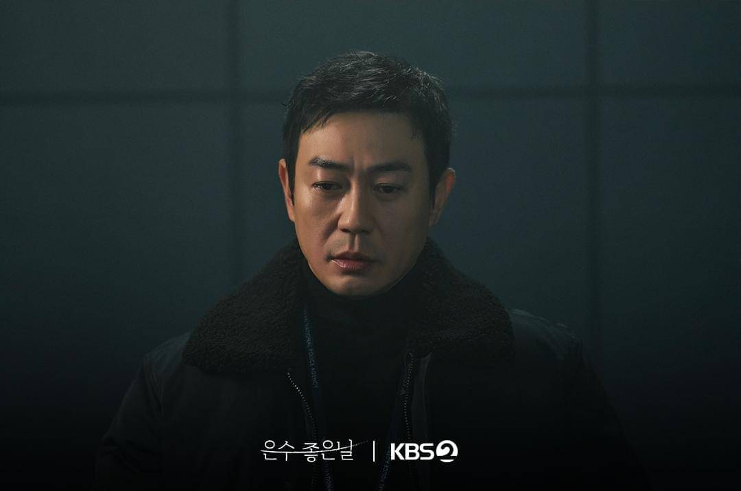 Park Yong Woo di drama Walking on Thin Ice