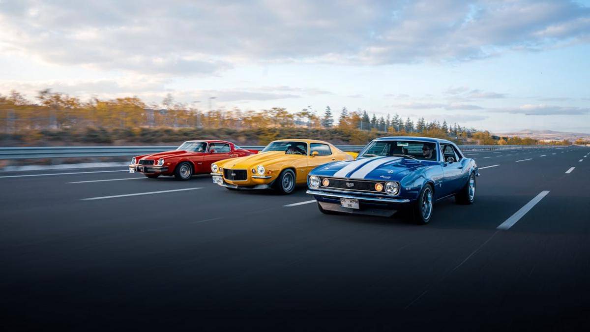 ilustrasi mengendarai mobil