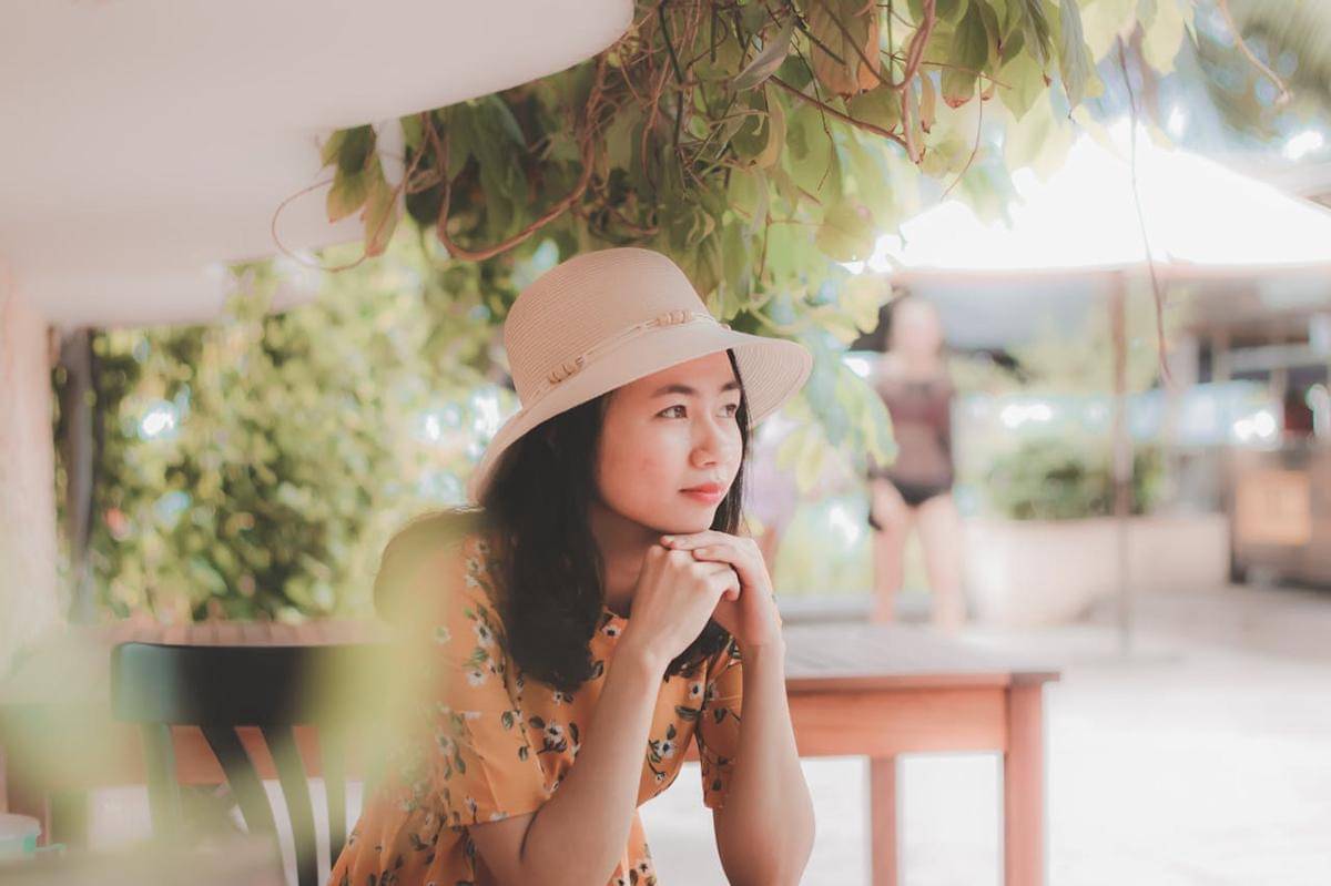 Seorang wanita sedang duduk santai.