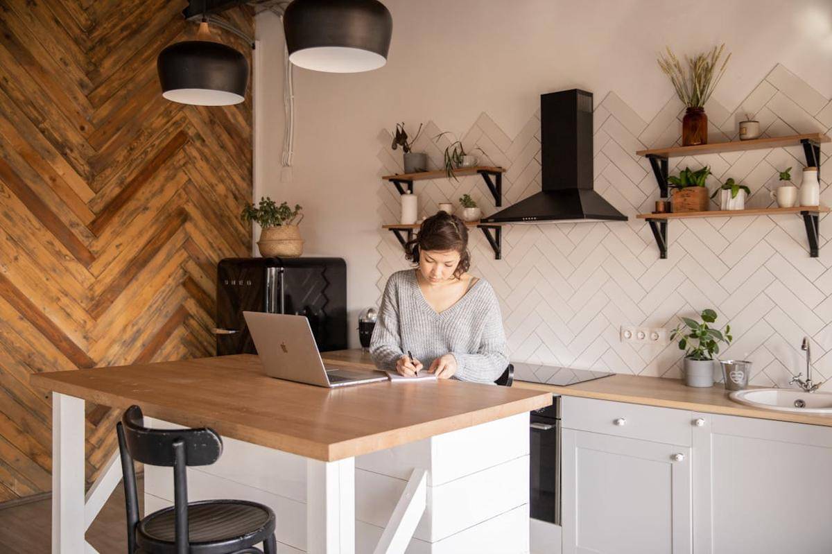 ilustrasi interior dapur dengan rak gantung