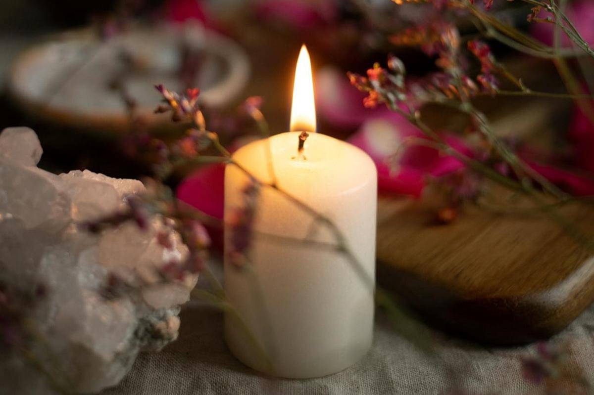 ilustrasi lilin aroma kayu