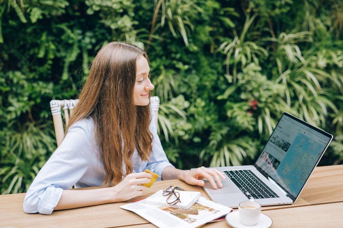 Seorang wanita sedang bekerja.