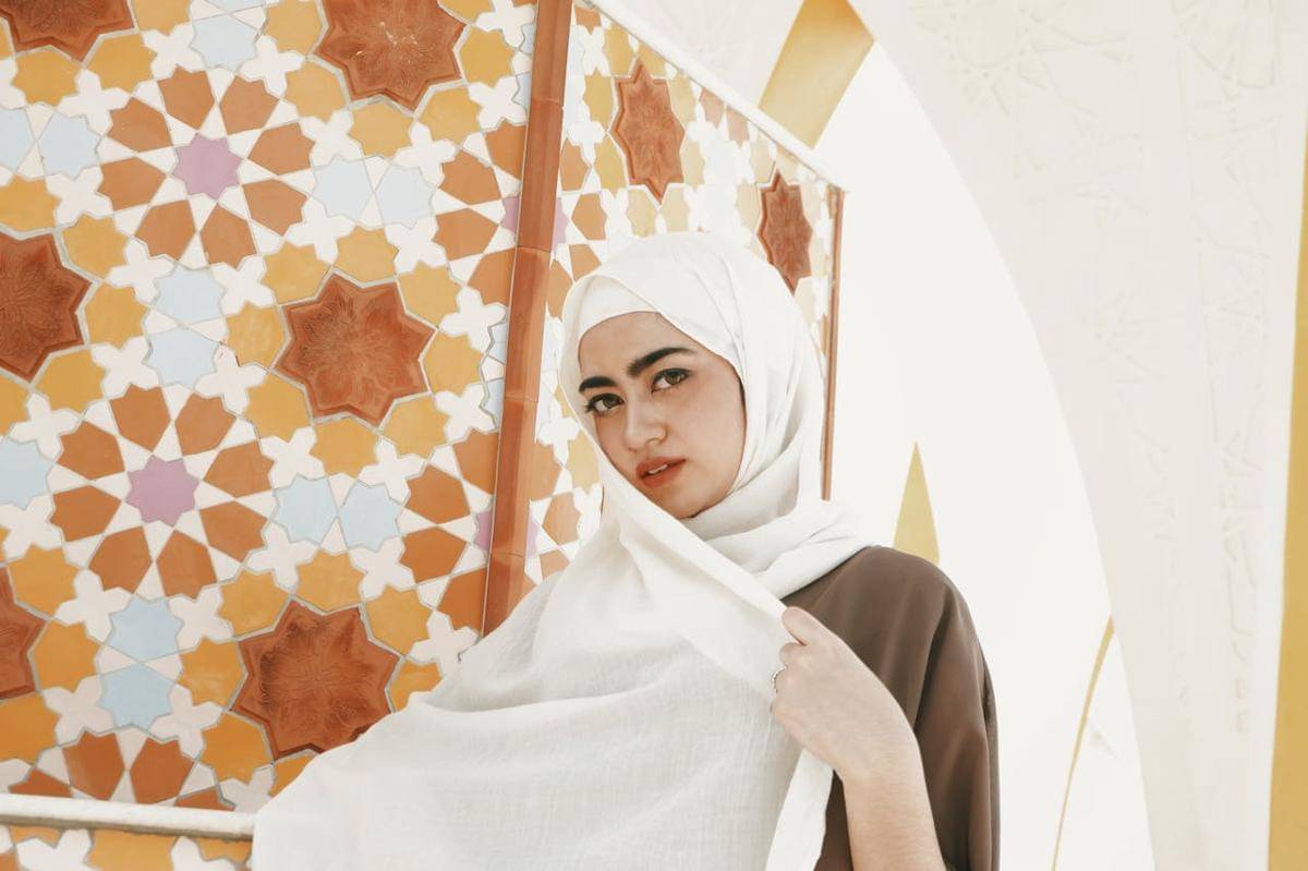 Seorang wanita berhijab sedang berpose.