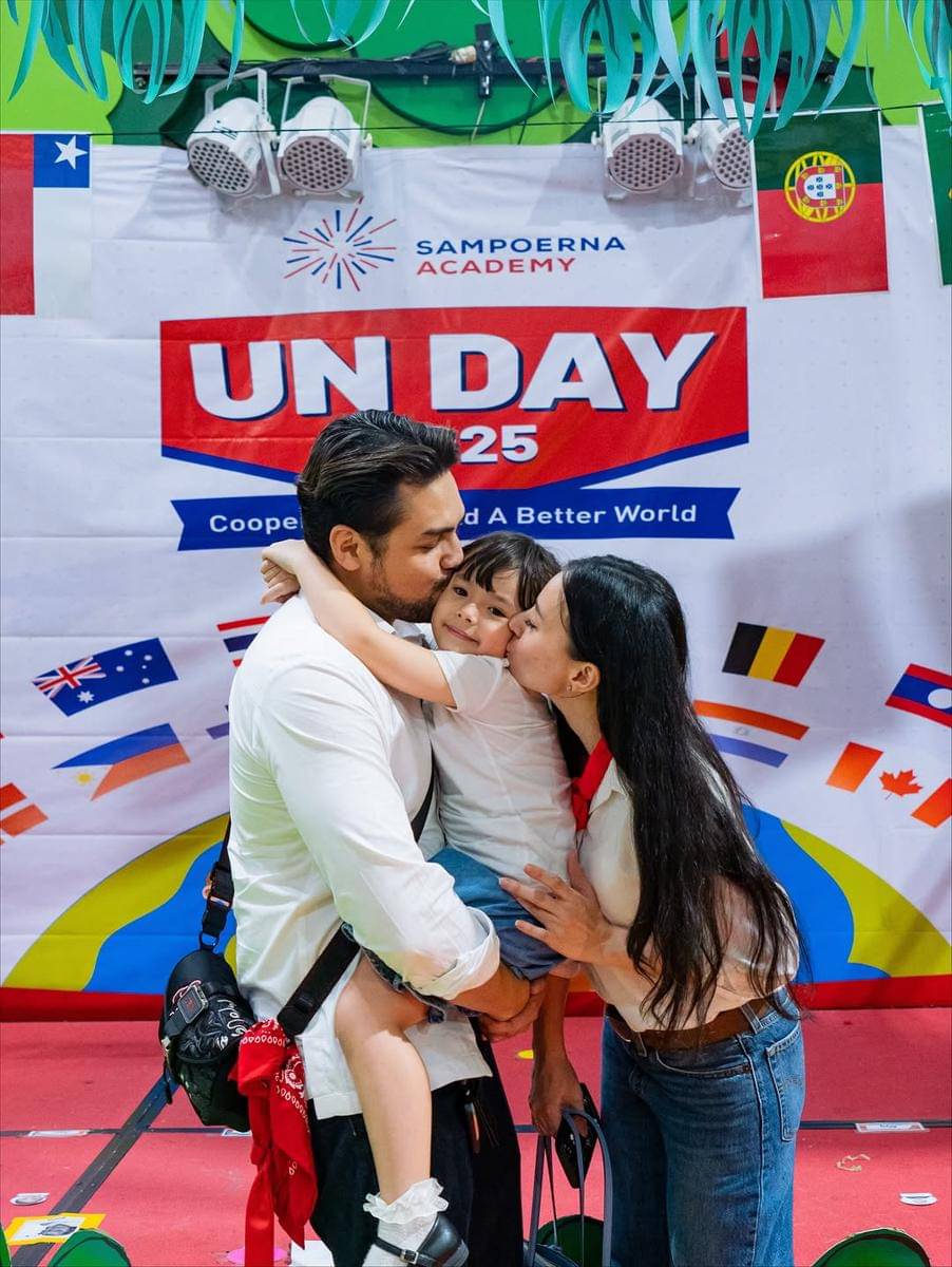 Potret Asmirandah dan Jonas Rivanno temani Chloe di acara UN Day