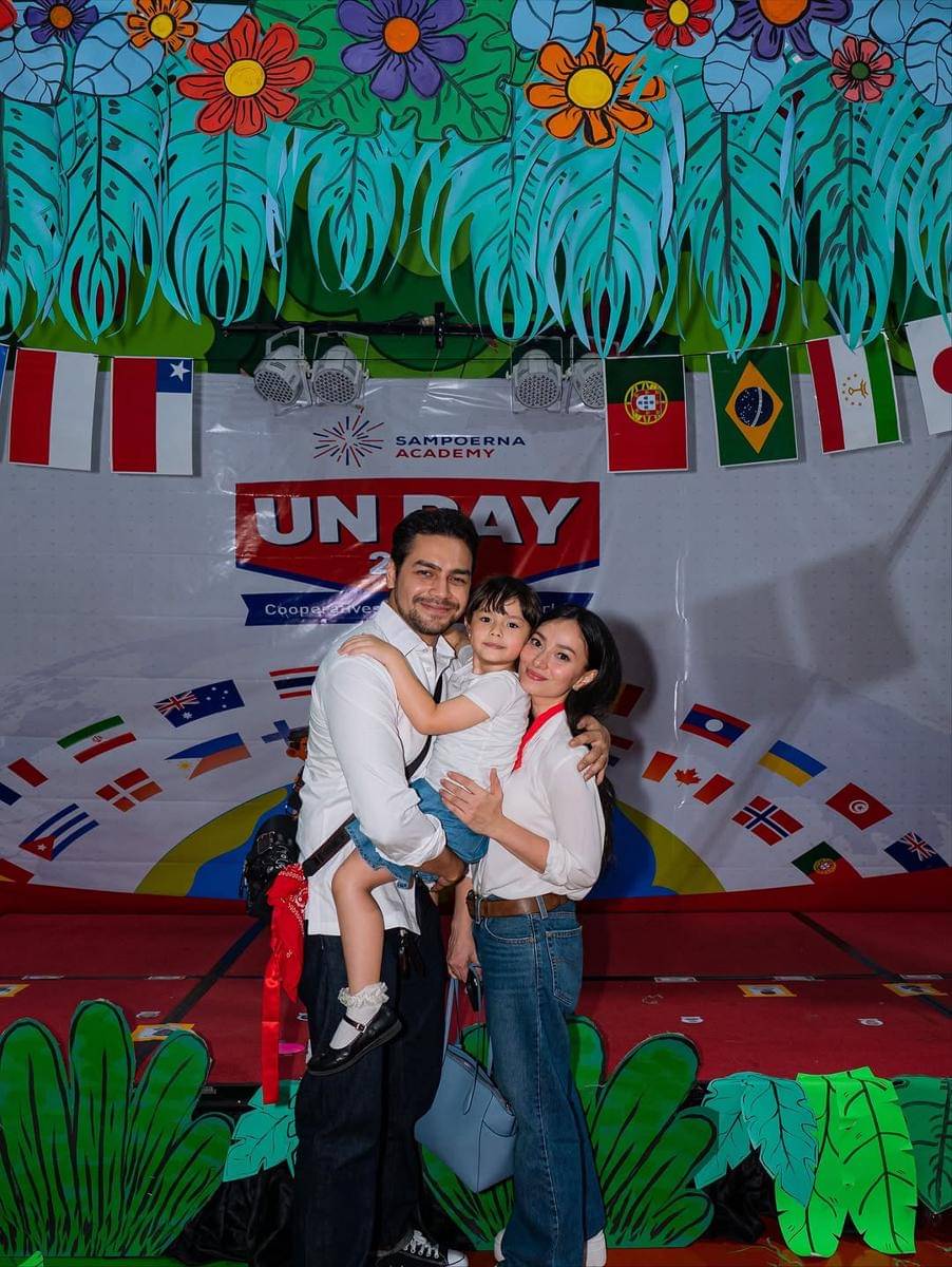 Potret Asmirandah dan Jonas Rivanno temani Chloe di acara UN Day