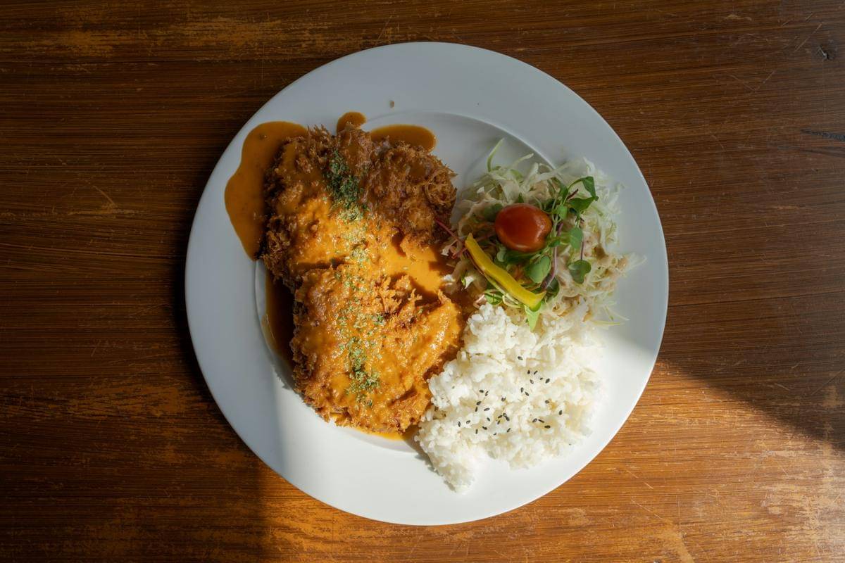 ilustrasi ayam teriyaki dengan sausnya ala HokBen