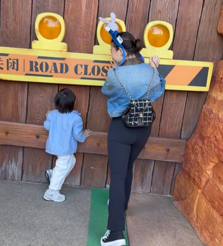 keluarga Nikita Willy ke Disneyland Shanghai