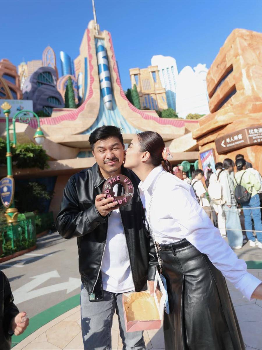 keluarga Chelsea Olivia ke Disneyland Shanghai