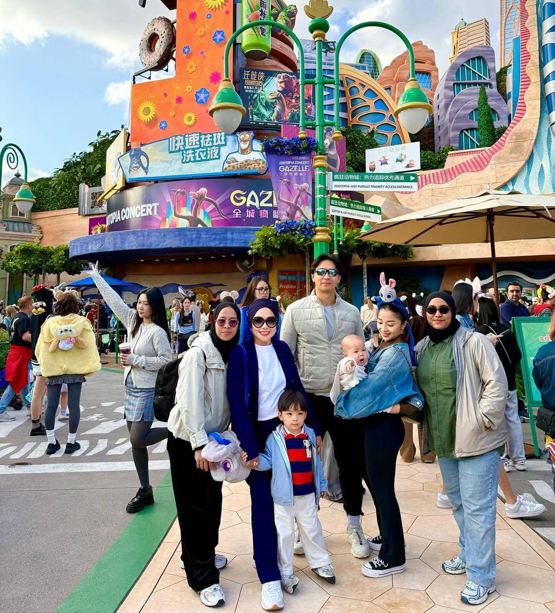 keluarga Nikita Willy ke Disneyland Shanghai
