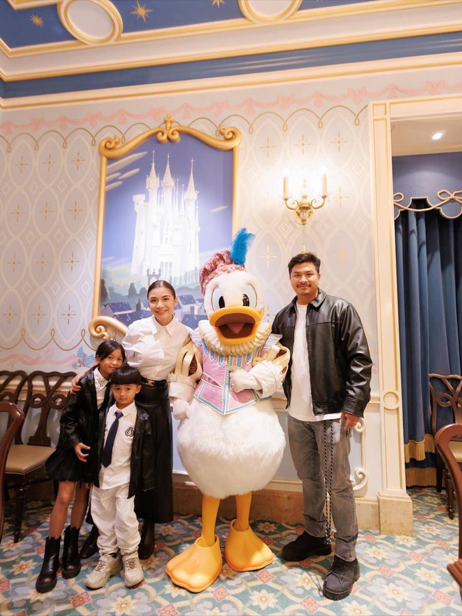 keluarga Chelsea Olivia ke Disneyland Shanghai