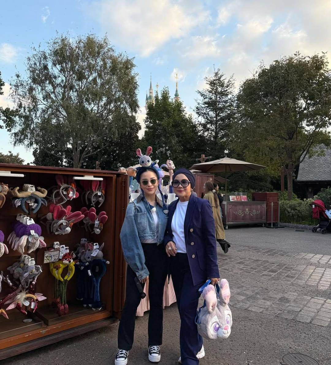keluarga Nikita Willy ke Disneyland Shanghai