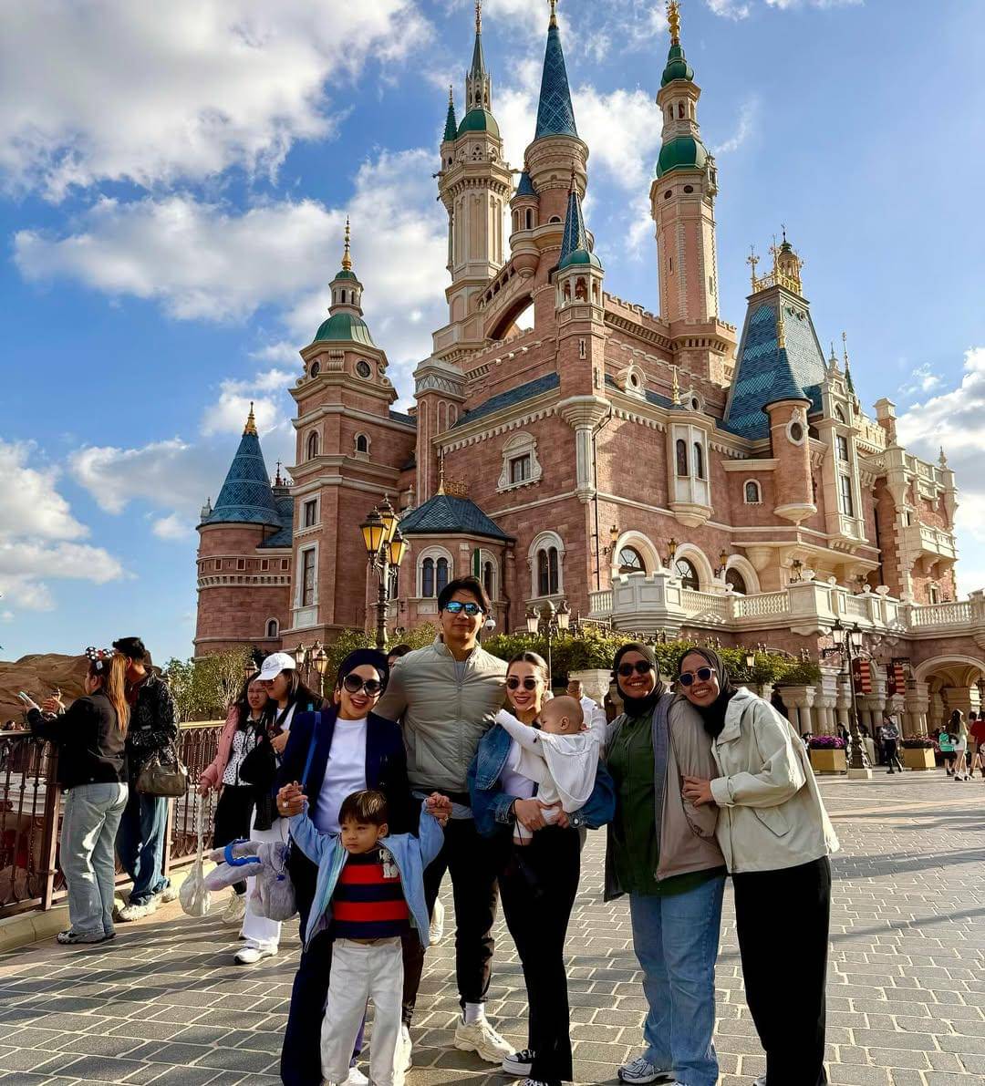 keluarga Nikita Willy ke Disneyland Shanghai