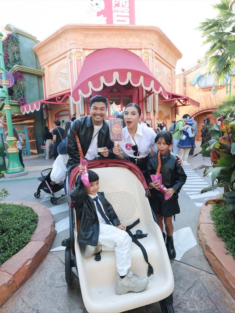 keluarga Chelsea Olivia ke Disneyland Shanghai