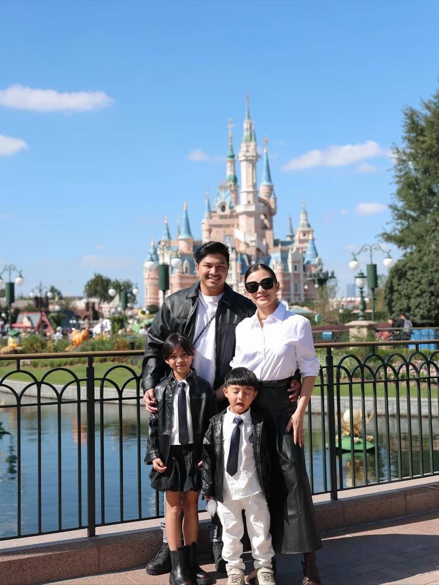 keluarga Chelsea Olivia ke Disneyland Shanghai