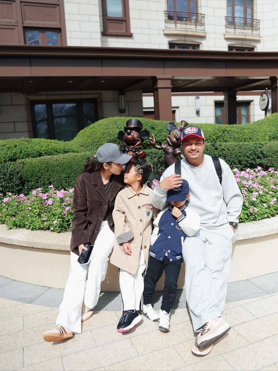 keluarga Chelsea Olivia ke Disneyland Shanghai