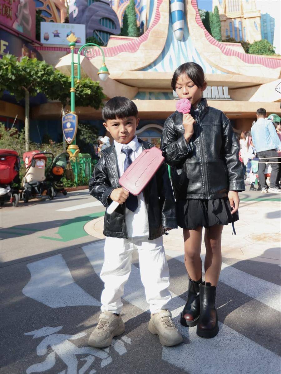 keluarga Chelsea Olivia ke Disneyland Shanghai