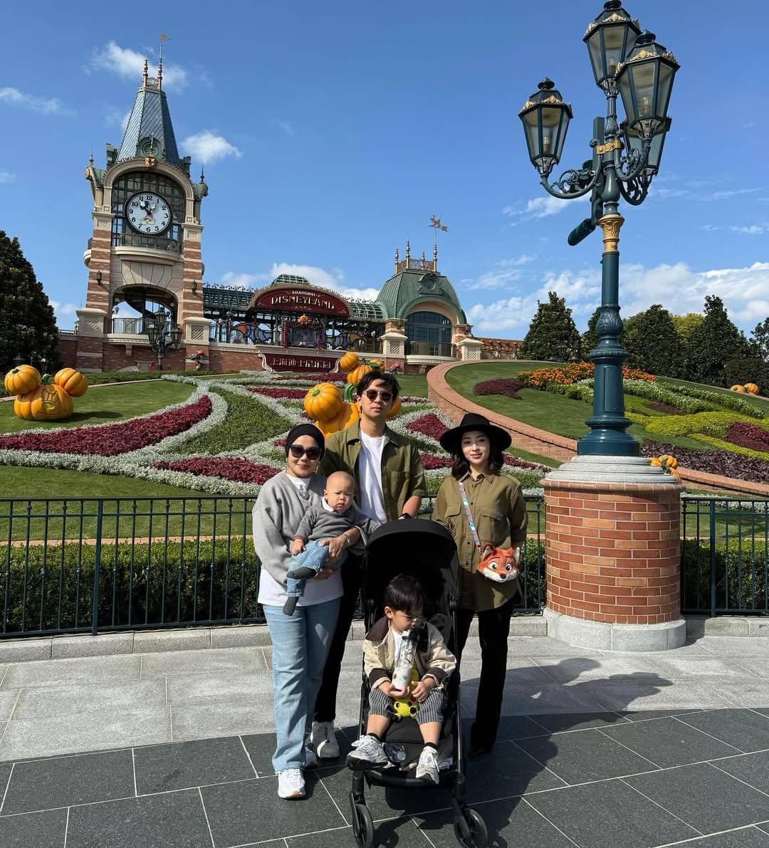 keluarga Nikita Willy ke Disneyland Shanghai
