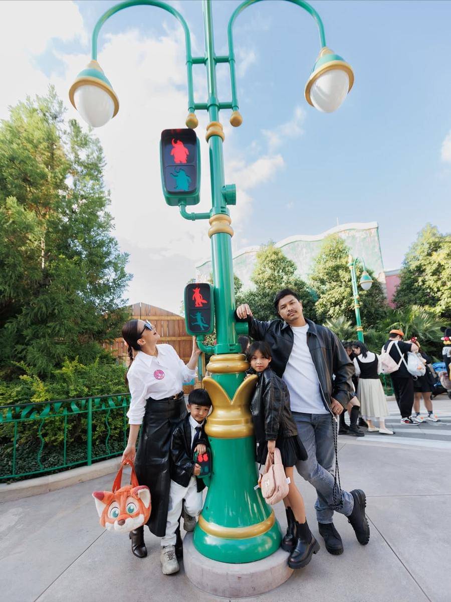 keluarga Chelsea Olivia ke Disneyland Shanghai