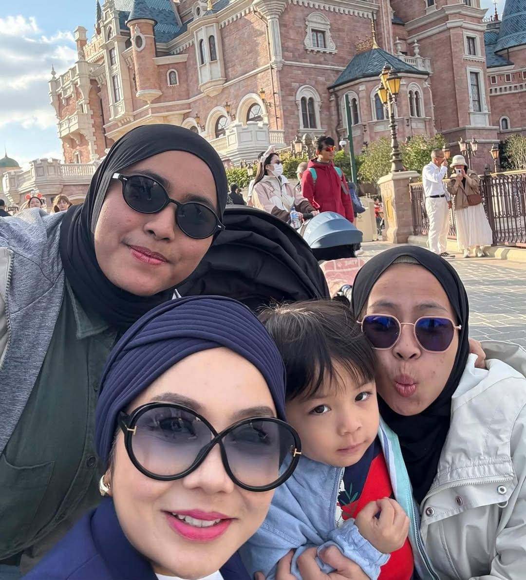keluarga Nikita Willy ke Disneyland Shanghai