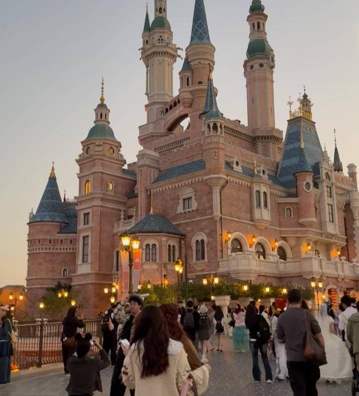 keluarga Nikita Willy ke Disneyland Shanghai