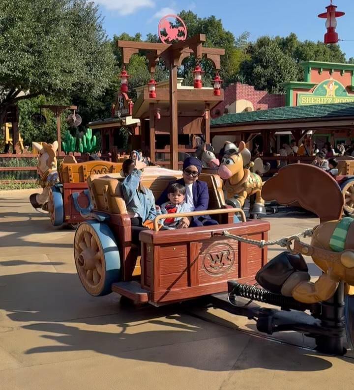 keluarga Nikita Willy ke Disneyland Shanghai