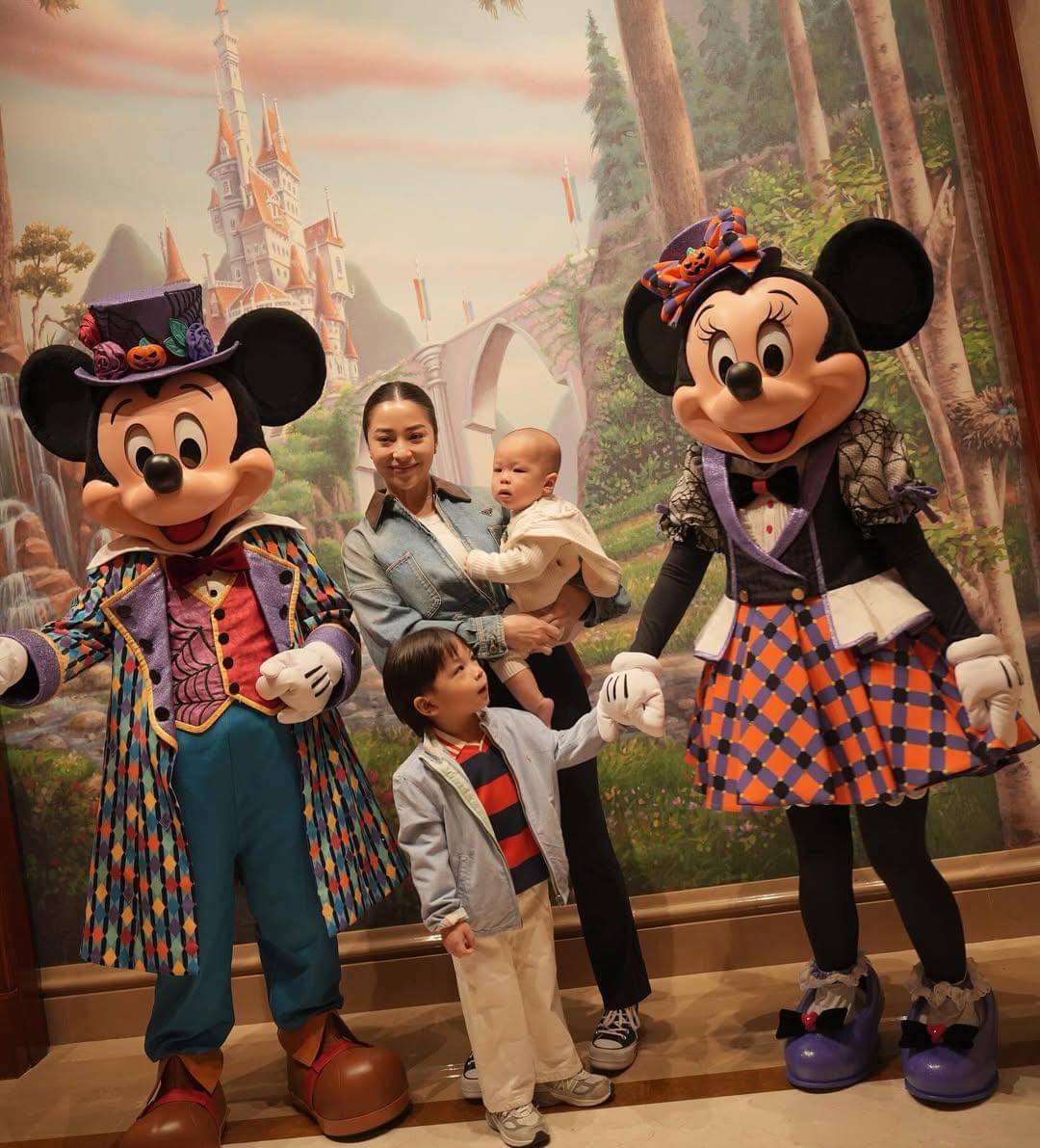 keluarga Nikita Willy ke Disneyland Shanghai