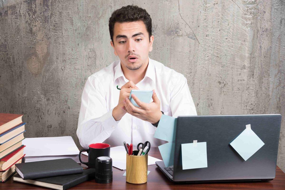 ilustrasi mengerjakan deadline