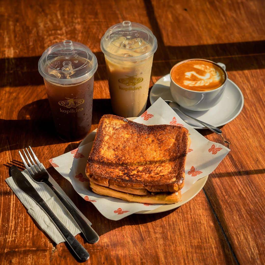 sajian kopi dan toast di Kopikina