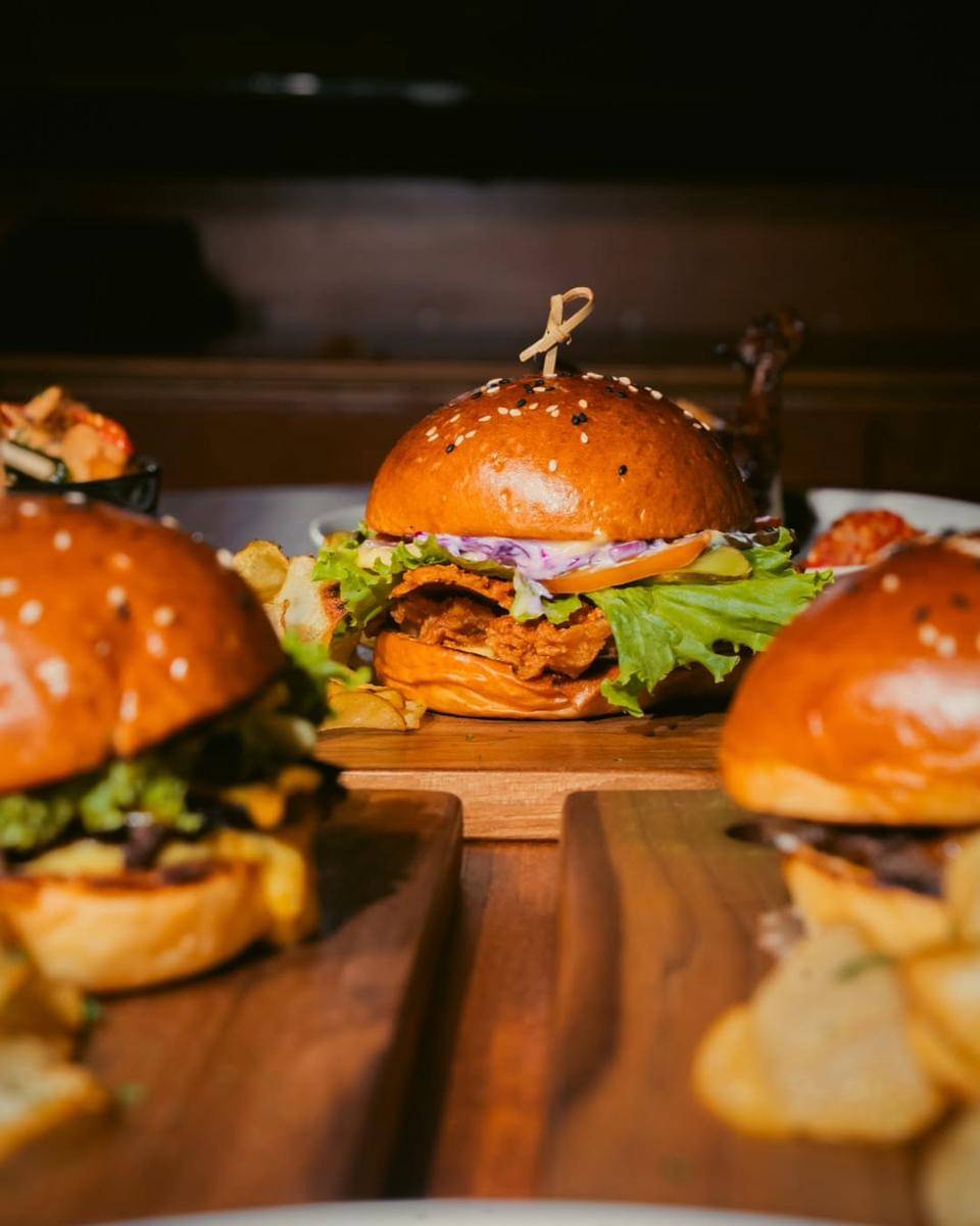 sajian burger di Kopikina