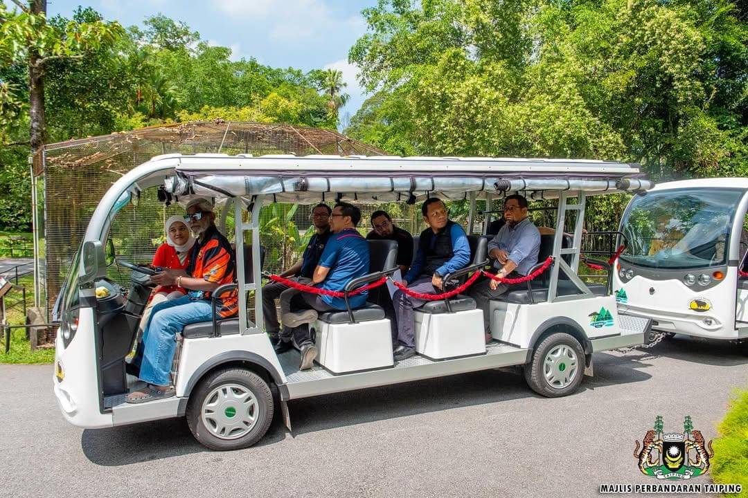 kendaraan untuk berkeliling Zoo Taiping