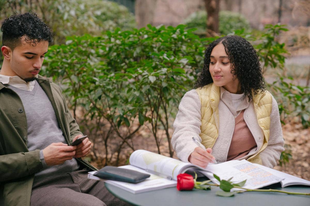 5 Alasan Kenapa Kamu Merasa Iri dengan Orang Terdekat