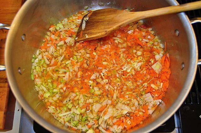 ilustrasi tambahkan bawang dan wortel