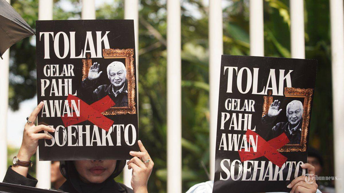 Aksi Demonsrtasi Menolak Gelar Pahlawan Soeharto.