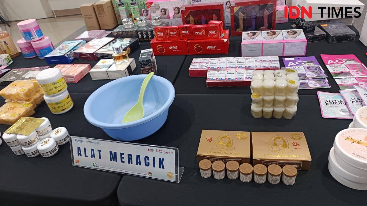 Barang bukti kosmetik ilegal tanpa izin edar yang berhasil disita BBPOM Makassar dari toko di Kabupaten Sidrap ditampilkan saat konferensi pers di Aula Haji Minahasa BBPOM di Makassar, Senin (27/10/2025). (IDN Times/Asrhawi Muin)
