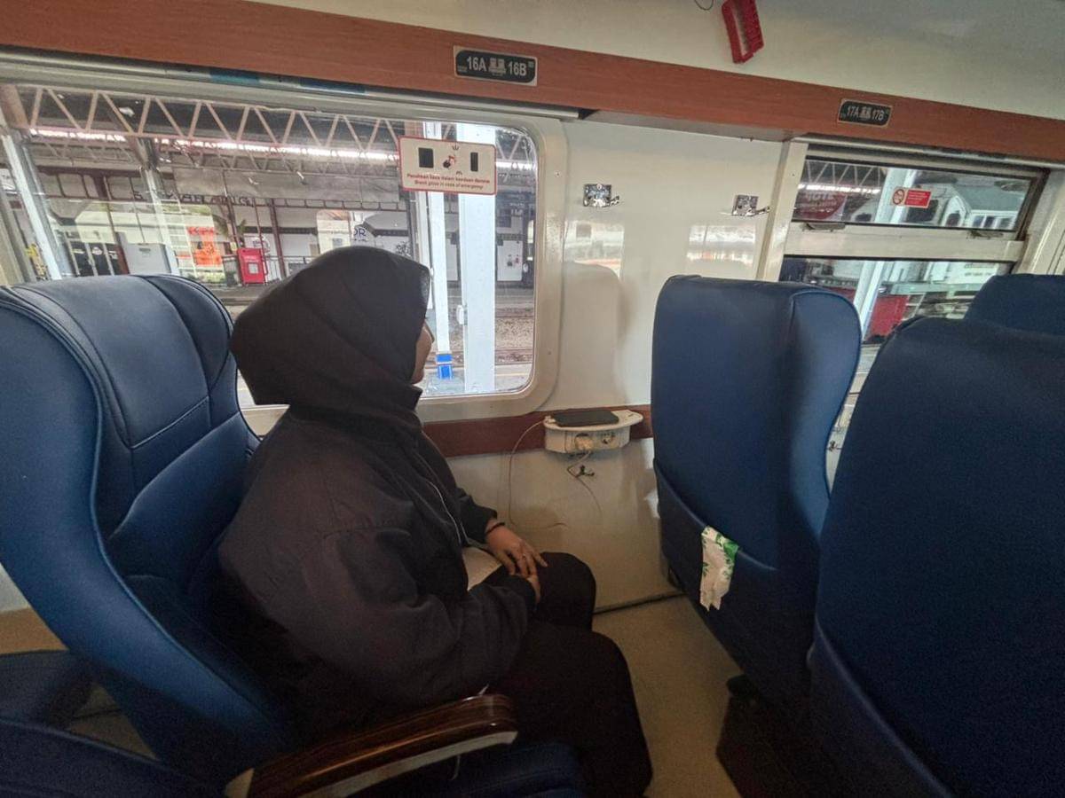 Penumpang menggunakan fasilitas colokan listrik di dalam kereta di Semarang. (Dok. KAI Daop 4 Semarang)