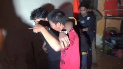 Staf Desa di Kabupaten Gowa, HR saat digeladang ke Mapolres Gowa usai diduga selingkuh dengan wanita lain pada Minggu dini hari (26/10/2025)/Istimewa 