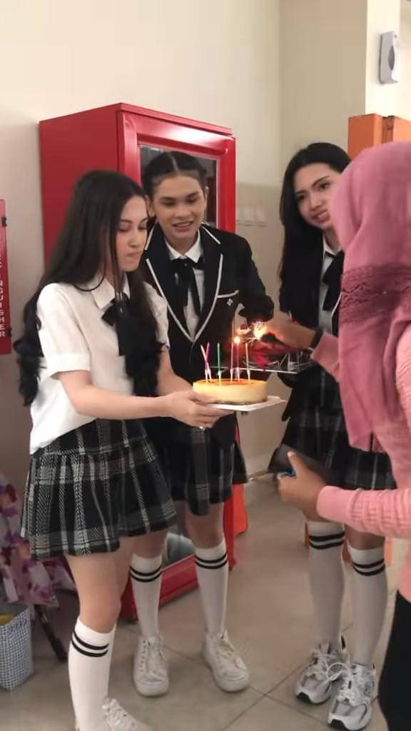 Potret Aliando dapat surprise ultah ke-29 dari Richelle Skornicki