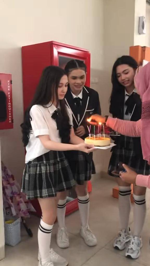 Potret Aliando dapat surprise ultah ke-29 dari Richelle Skornicki