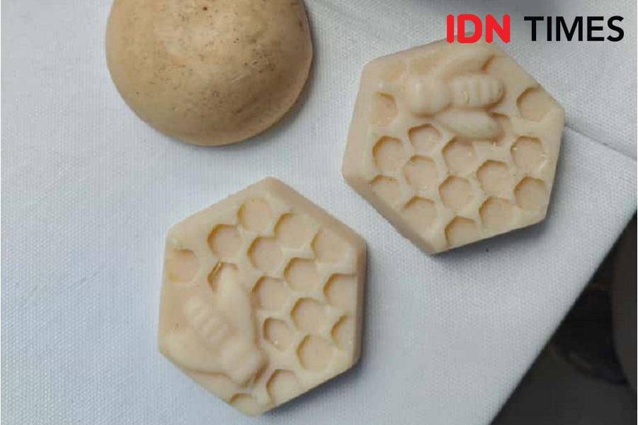 Hasil sabun natural dari Kertabumi Recycling Center. (IDN Times/Febriyanti Revitasari)