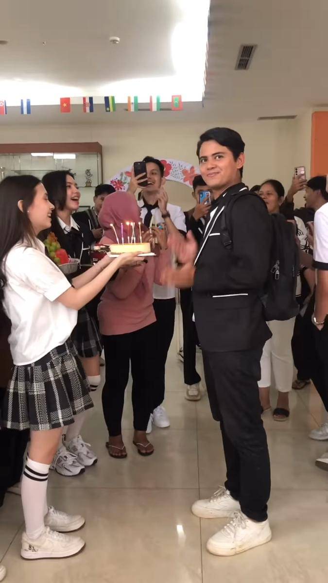 Potret Aliando dapat surprise ultah ke-29 dari Richelle Skornicki