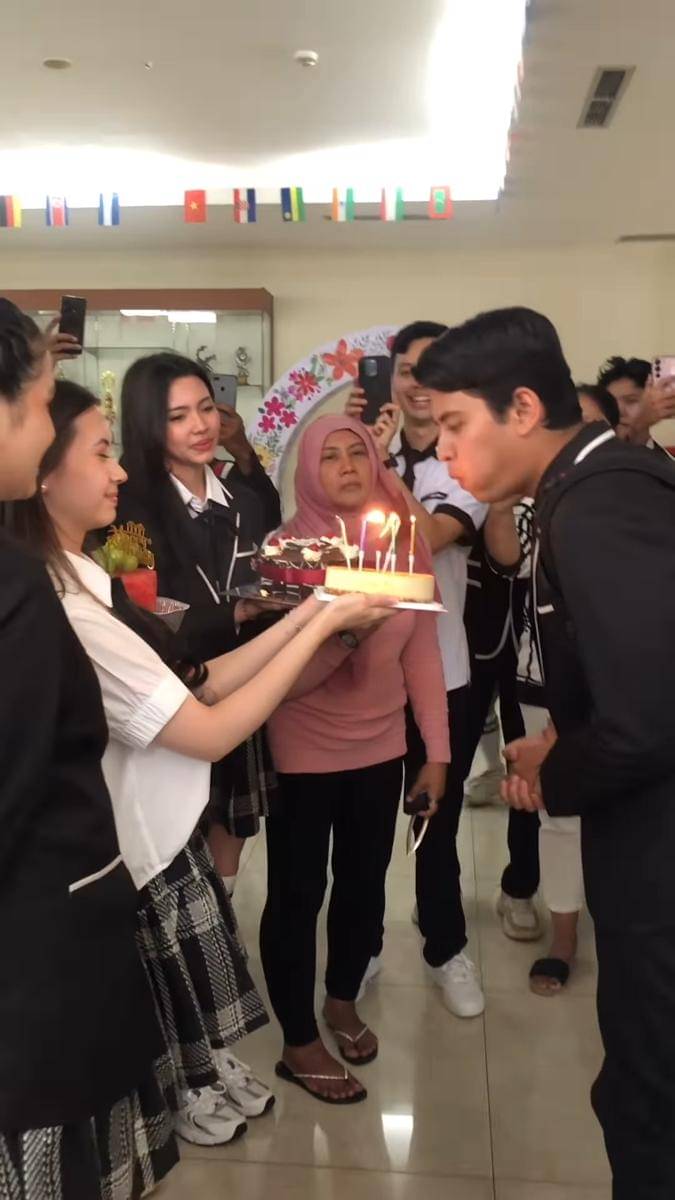 Potret Aliando dapat surprise ultah ke-29 dari Richelle Skornicki