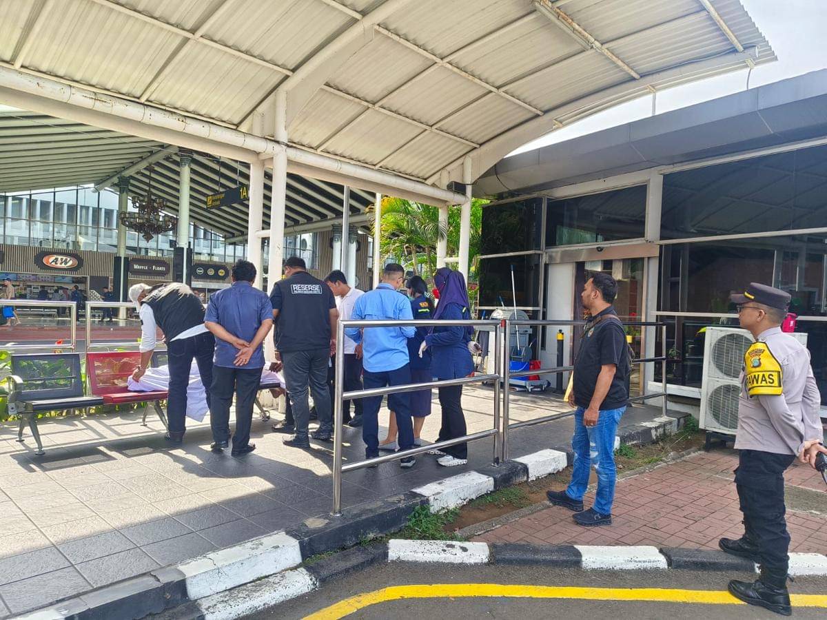 Polisi mengevakuasi penumpang yang meninggal dunia di Bandara Soekarno-Hatta