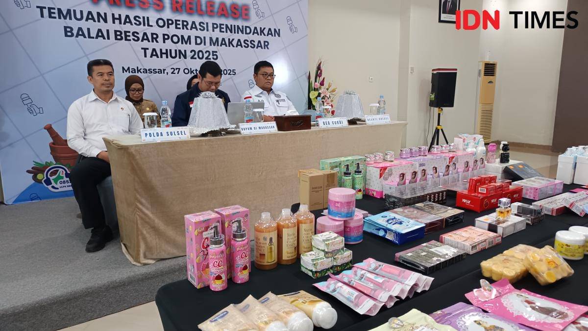 Barang bukti kosmetik ilegal tanpa izin edar yang berhasil disita BBPOM Makassar dari toko di Kabupaten Sidrap ditampilkan saat konferensi pers di Aula Haji Minahasa BBPOM di Makassar, Senin (27/10/2025). (IDN Times/Asrhawi Muin)
